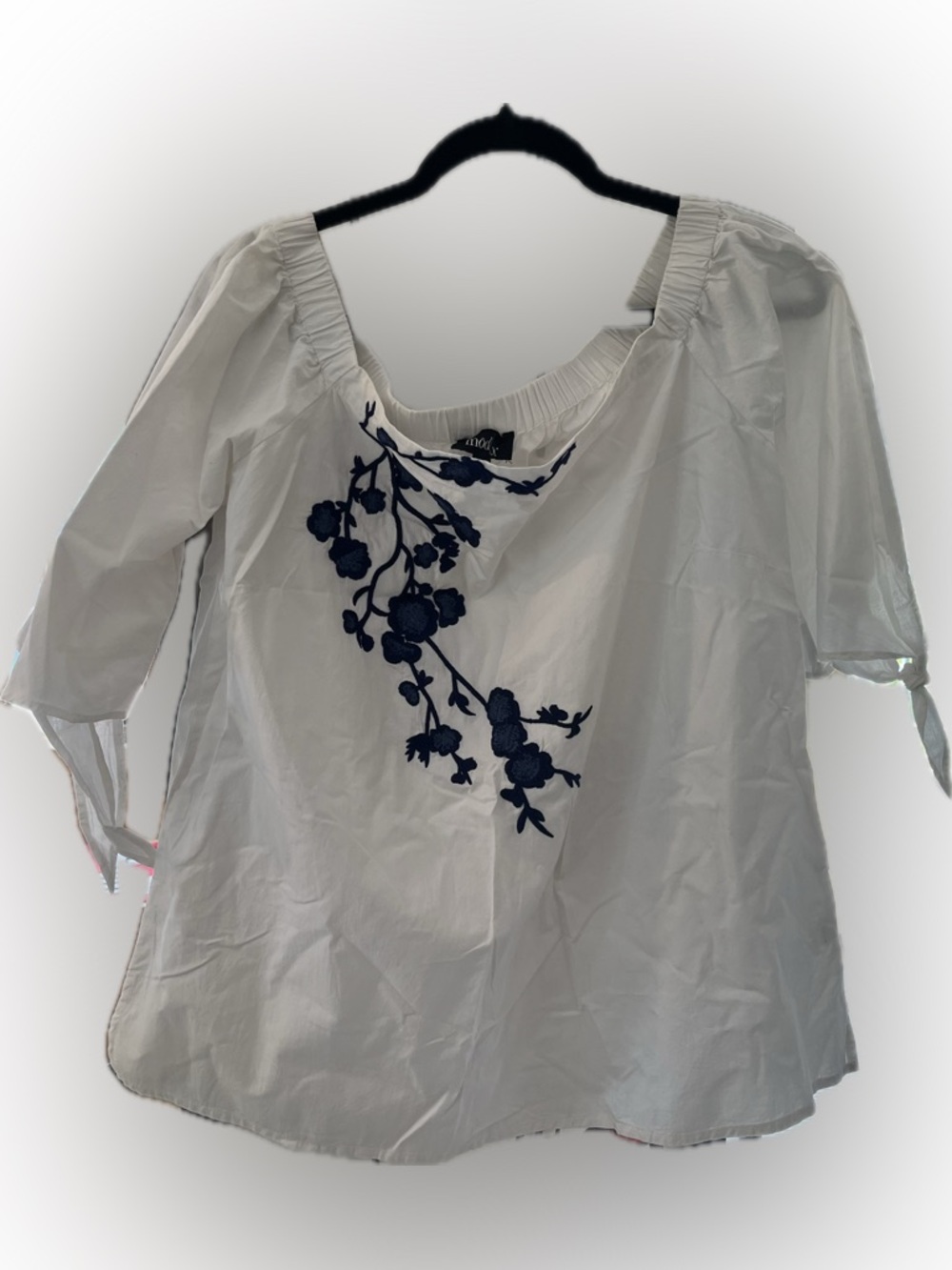 Lightweight 💯 cotton Peasant Top with Navy Floral Embroidery size LARGE